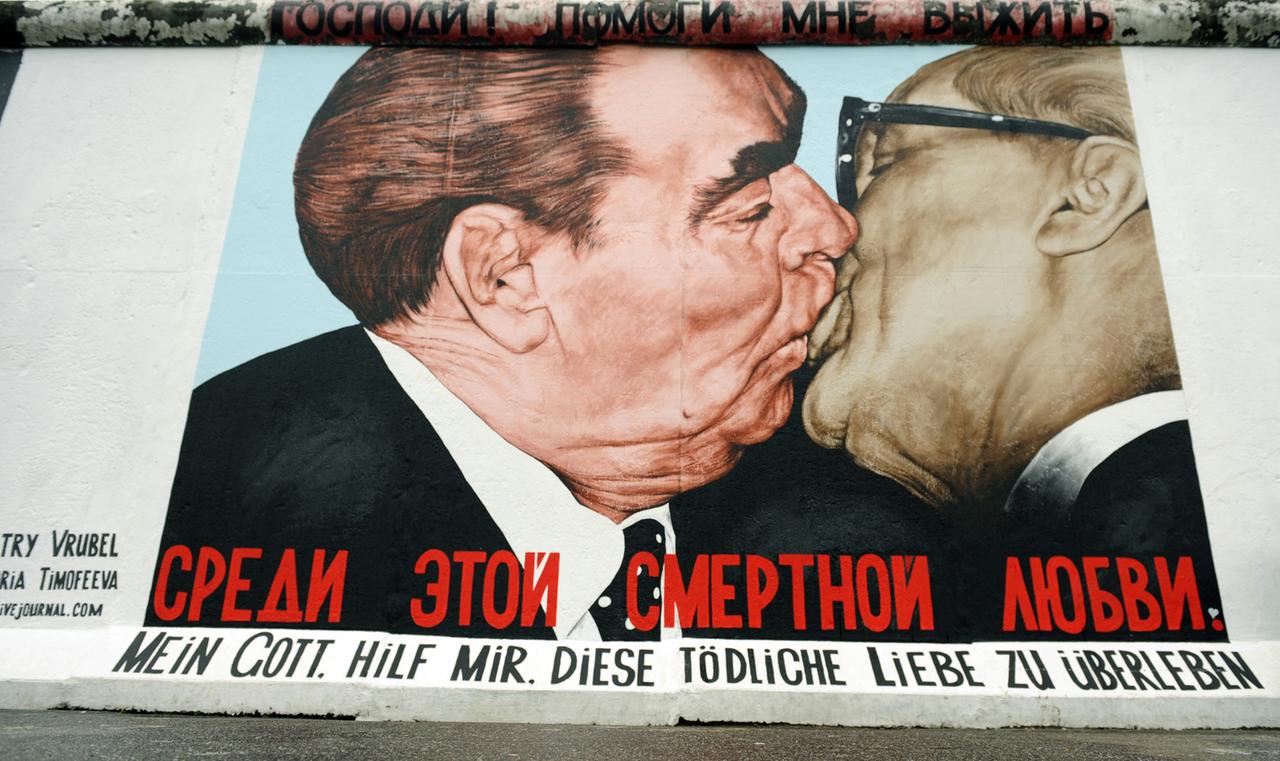 Der sozialistische Bruderkuss zwischen Leonid Breschnew und Erich Honecker.