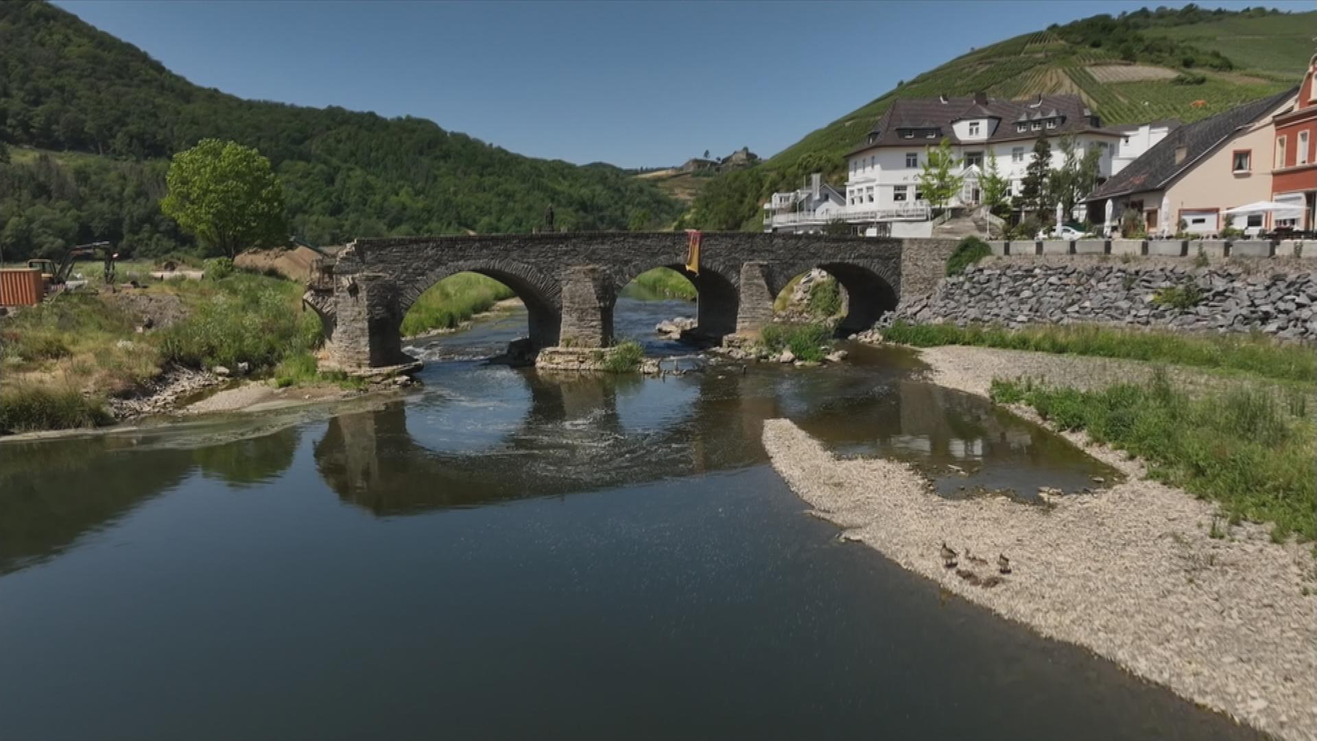 Auf dem Bild ist eine historische Brücke im Ahrtal zu sehen.