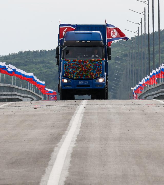 Die Straßenbrücke über den Tumen verbindet Russland und Nordkorea