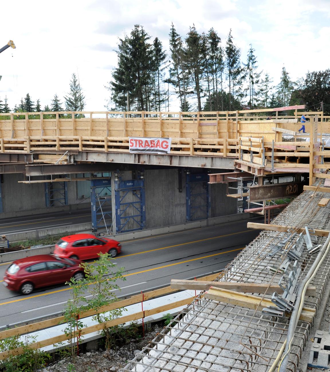 Baustelle einer Brücke über die Autobahn A94 bei Feldkirchen.