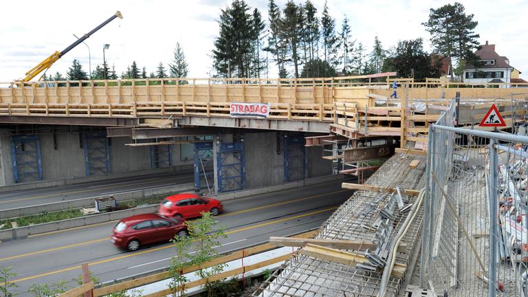 Baustelle einer Brücke über die Autobahn A94 bei Feldkirchen.