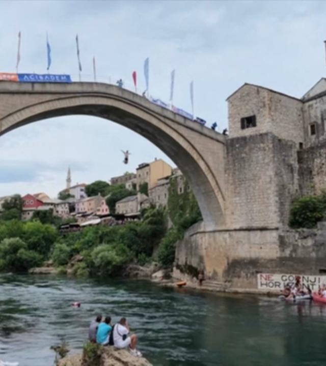 Ein Mann springt von der Brücke in Mostar