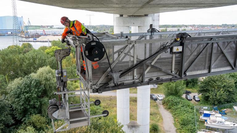 Von einer Hebebühne aus überprüfen Ingenieure die Rügenbrücke, aufgenommen am 10.09.2024