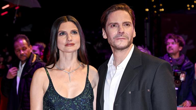 Schauspieler Daniel Brühl und seine Frau Felicitas Rombold stehen am Eröffnungsabend der Berlinale auf dem Roten Teppich