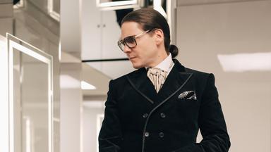 2024: Daniel Brühl spielt den jungen Karl Lagerfeld in der Serie "Becoming Karl Lagerfeld".