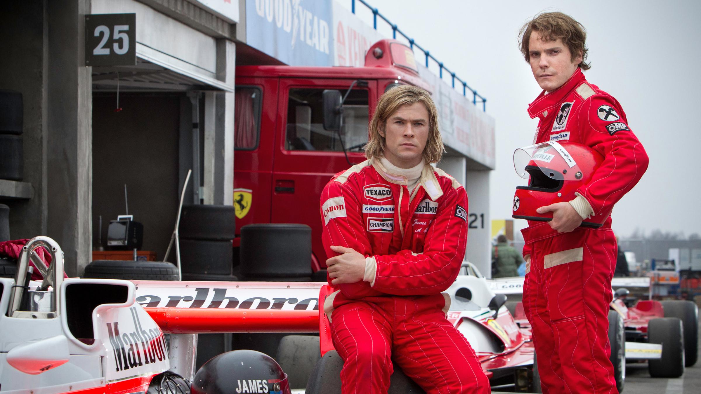 2013: Daniel Brühl übernimmt in dem Formel-1-Motorsport-Drama „Rush – Alles für den Sieg“ die Rolle des jungen Niki Lauda. Er spielt an der Seite von Chris Hemsworth.