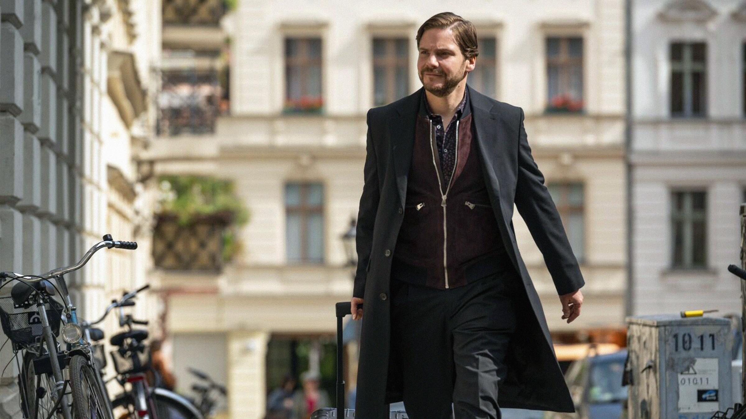 Brühl, Daniel - in dem Film "Nebenan" 2021