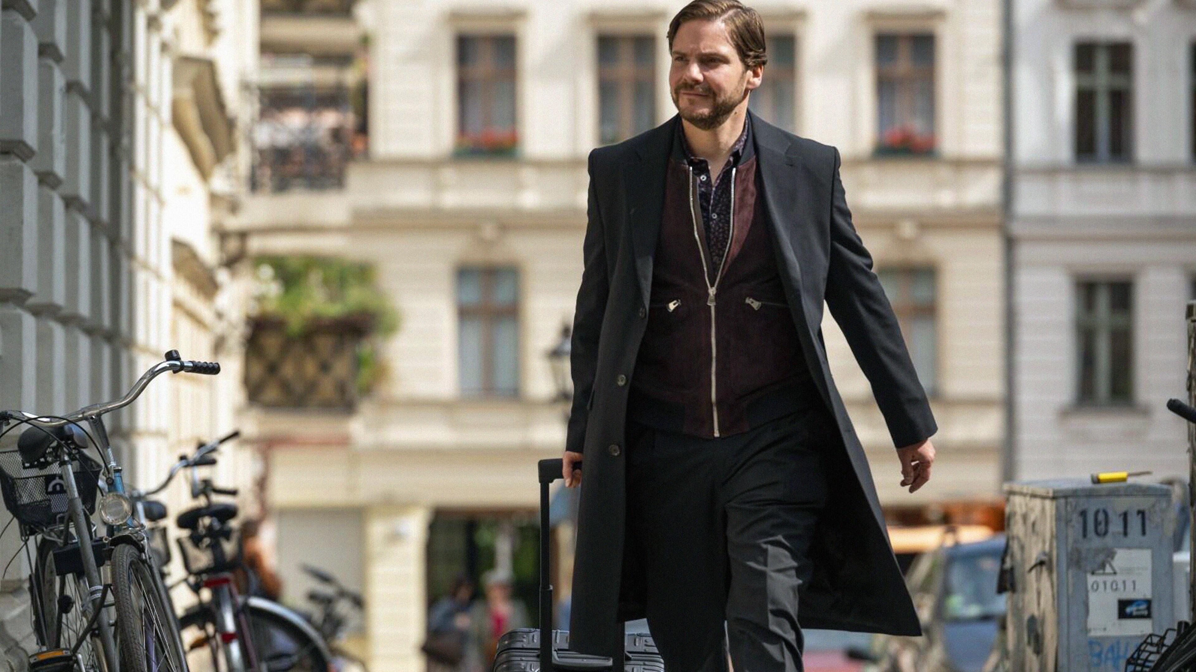 Brühl, Daniel - in dem Film "Nebenan" 2021