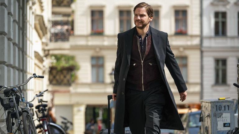 Brühl, Daniel - in dem Film "Nebenan" 2021