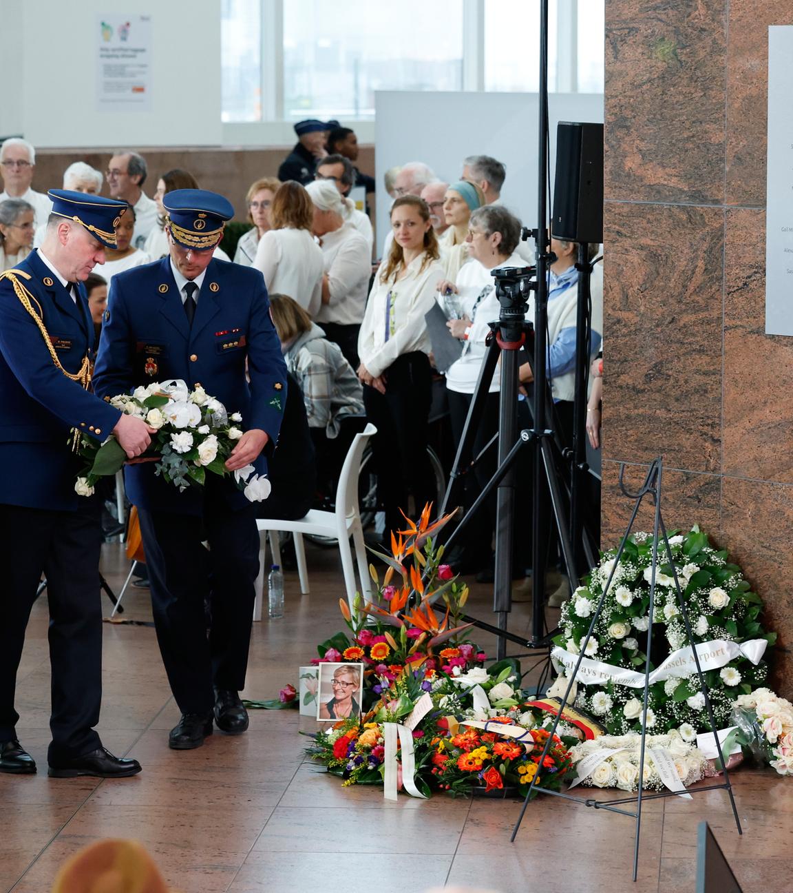 Zaventem: Polizeibeamte legen einen Blumenkranz vor einer Gedenktafel während einer Gedenkveranstaltung zum 10. Jahrestag der Brüsseler Anschläge vom 22. März 2016 am internationalen Flughafen Brüssel nieder.