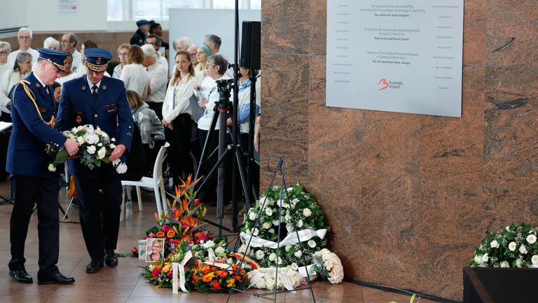 Zaventem: Polizeibeamte legen einen Blumenkranz vor einer Gedenktafel während einer Gedenkveranstaltung zum 10. Jahrestag der Brüsseler Anschläge vom 22. März 2016 am internationalen Flughafen Brüssel nieder.