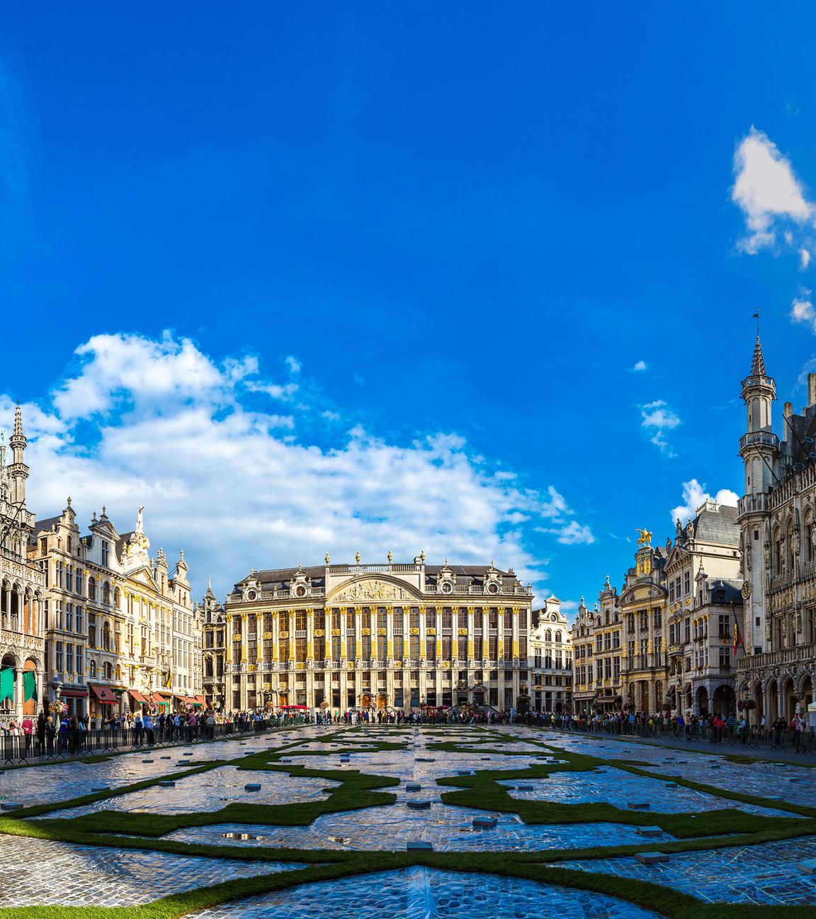 Der Grand Place in Brüssel, Belgien, an einem sonnigen Sommertag.