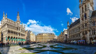 Der Grand Place in Brüssel, Belgien, an einem sonnigen Sommertag.