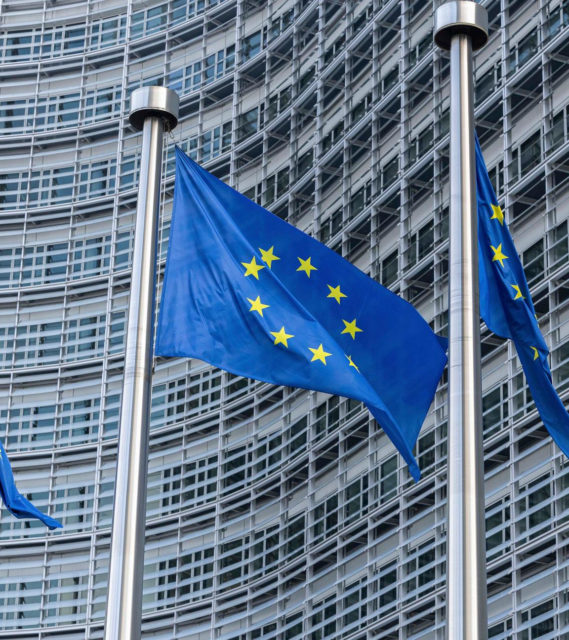 EU-Flaggen hängen im Europaviertel in Brüssel.