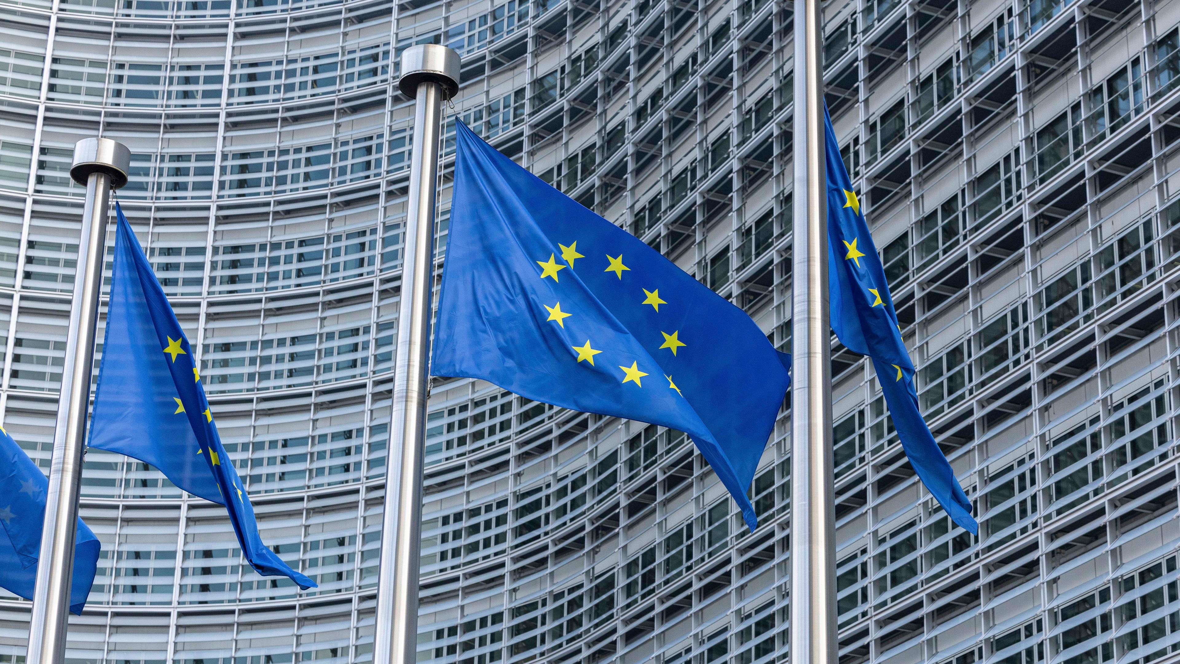 EU-Flaggen hängen im Europaviertel in Brüssel.