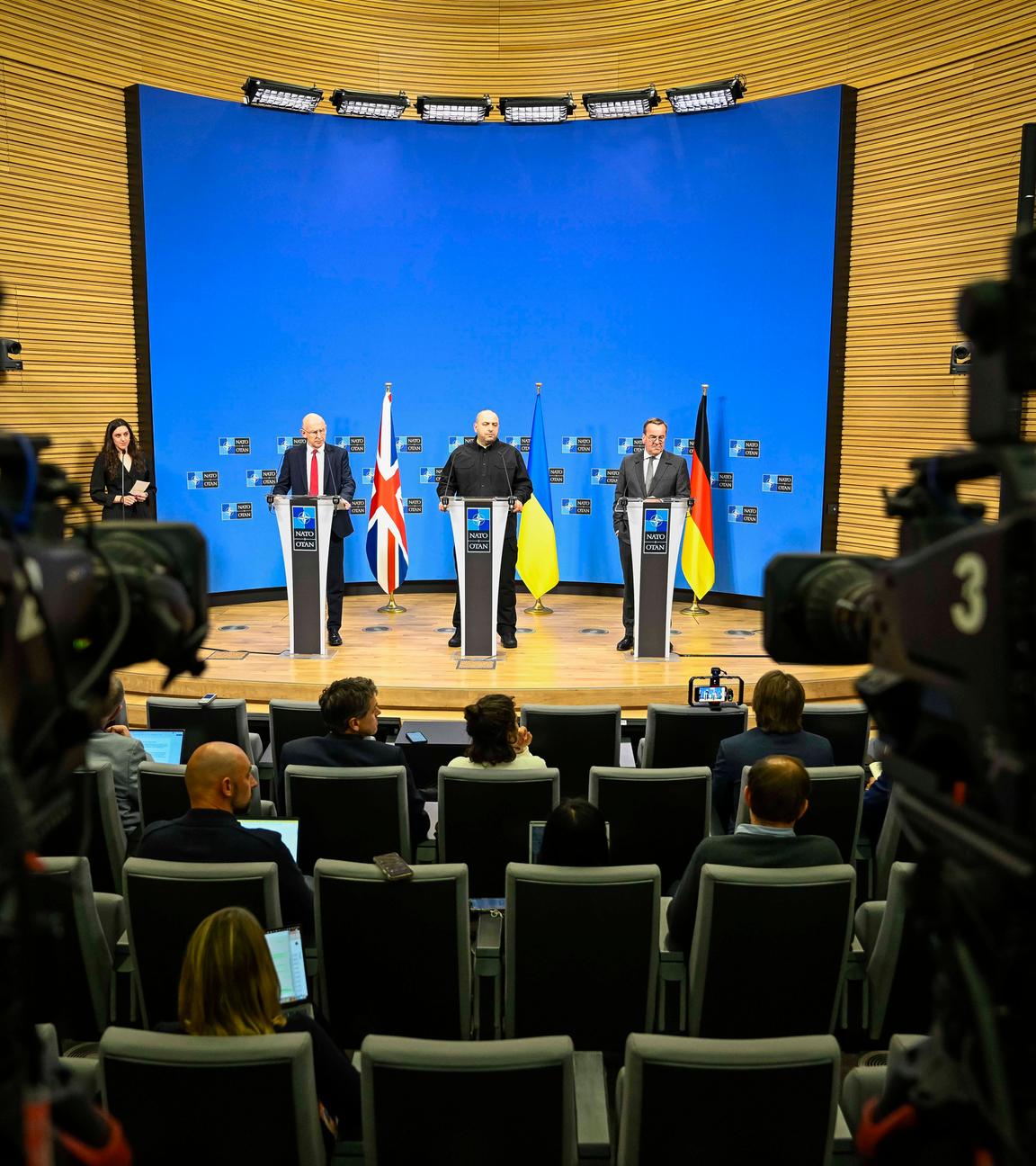 Politiker bei einem Treffen des NATO-Bündnisses in Brüssel