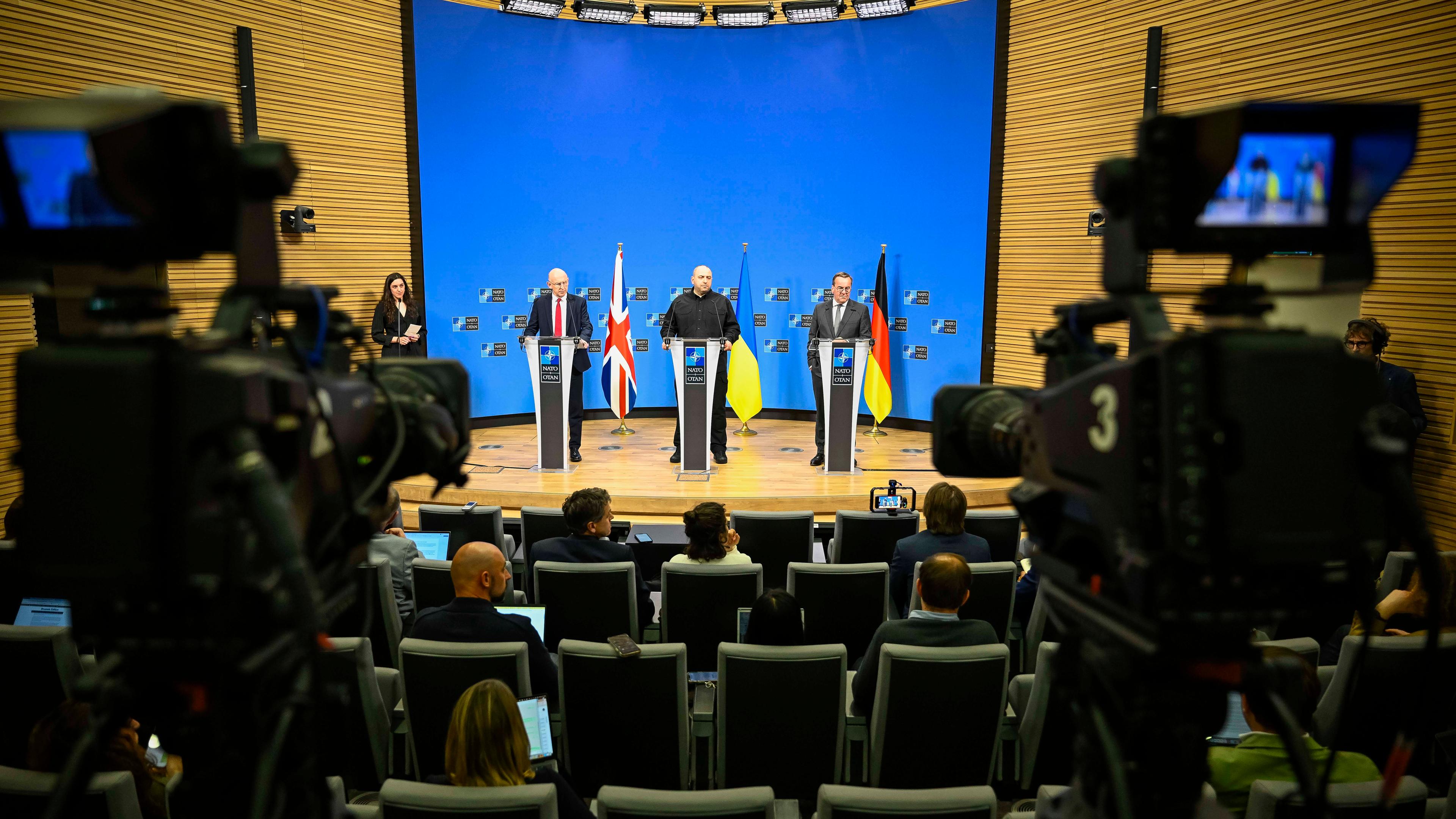 Politiker bei einem Treffen des NATO-Bündnisses in Brüssel