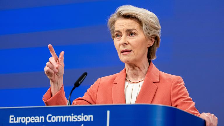 Belgien, Brüssel: Die Präsidentin der Europäischen Kommission, Ursula von der Leyen spricht am Hauptsitz der EU zu den Medienvertretern. 
