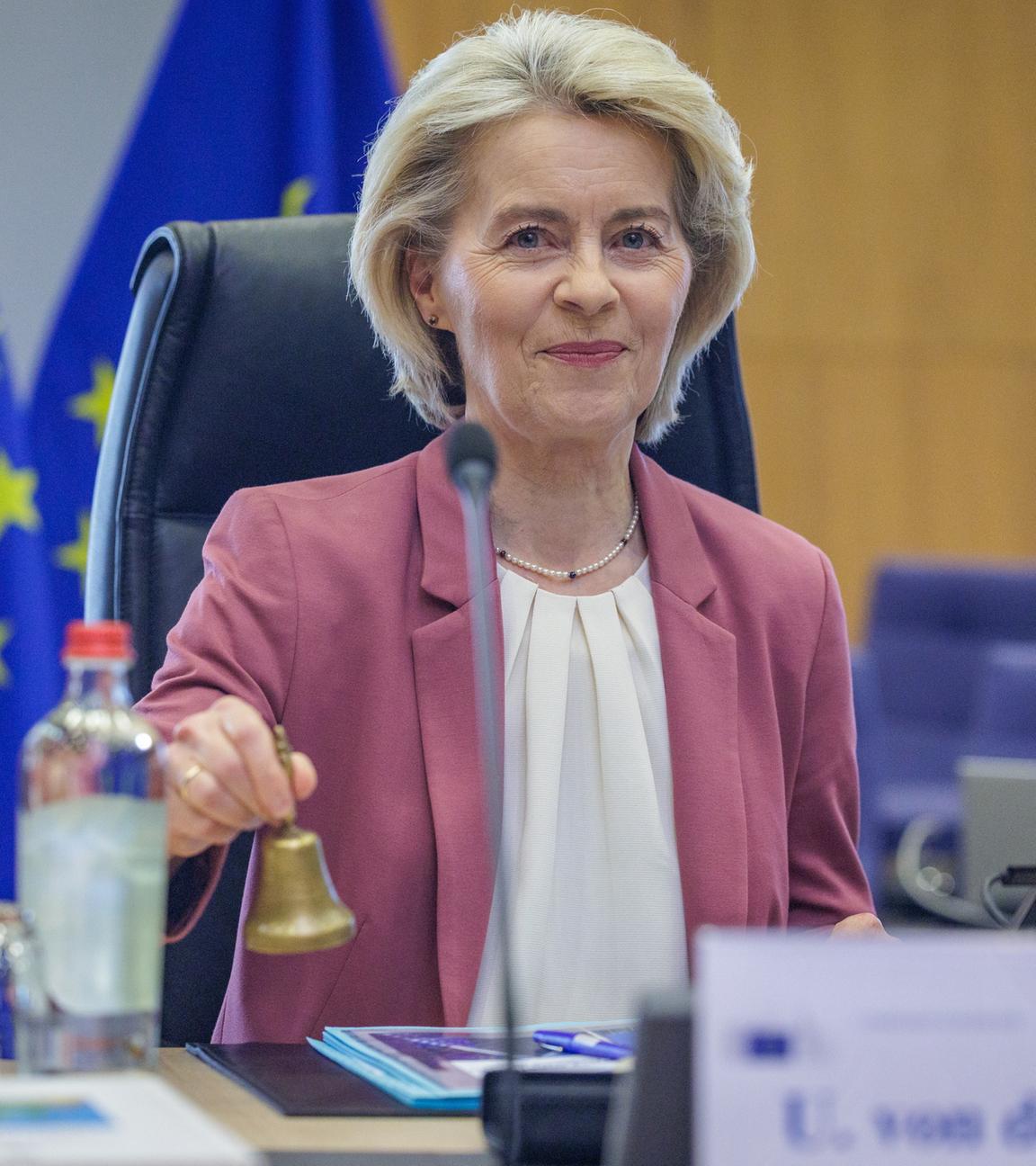 Die Präsidentin der Europäischen Kommission, Ursula von der Leyen, läutet den offiziellen Beginn der wöchentlichen Kollegiumssitzung der EU-Kommission in Brüssel