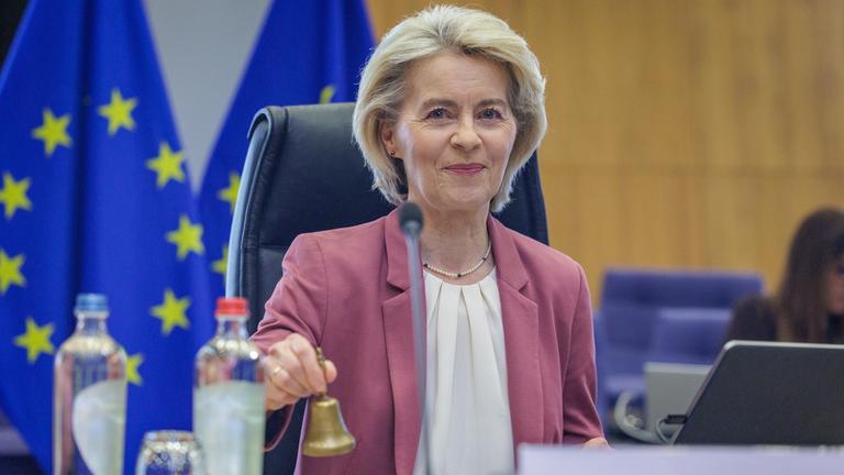 Die Präsidentin der Europäischen Kommission, Ursula von der Leyen, läutet den offiziellen Beginn der wöchentlichen Kollegiumssitzung der EU-Kommission in Brüssel
