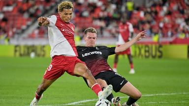 Im Duell um den Ball: Paris Brunner (l.) und Matthias Ginter