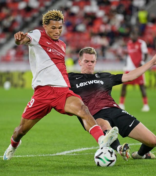 Im Duell um den Ball: Paris Brunner (l.) und Matthias Ginter