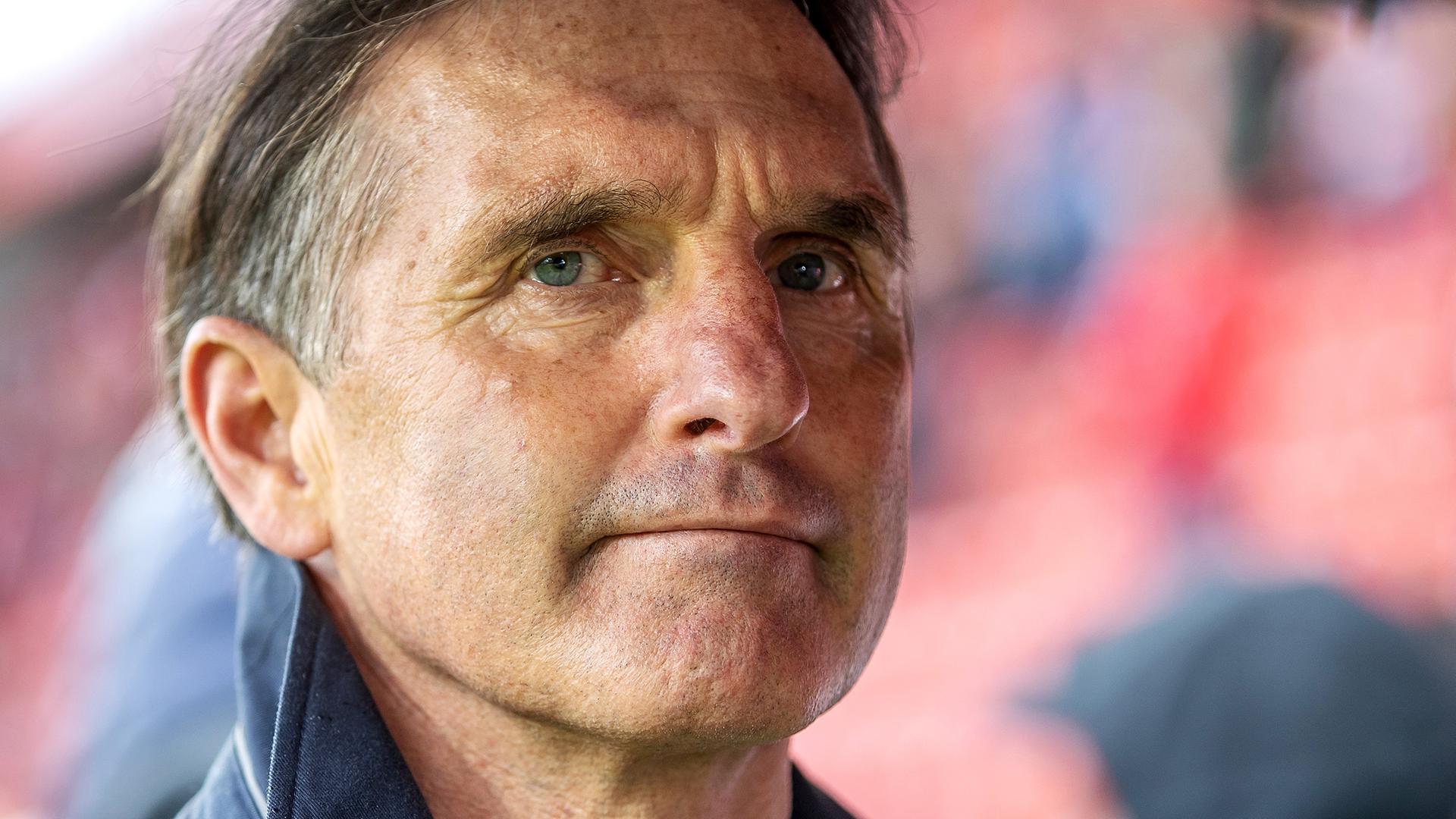 Bruno Labbadia steht im Fußballstadion "An der Alten Försterei".