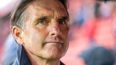 Bruno Labbadia steht im Fußballstadion "An der Alten Försterei".