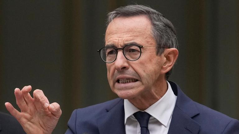 Frankreich, Paris: Bruno Retailleau, neuer Innenminister von Frankreich, gestikuliert während seiner Rede bei der Übergabezeremonie im Ministerium.