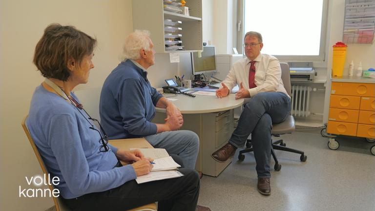 Älterer Mann und Frau bei einem Arzt im Patientenzimmer 