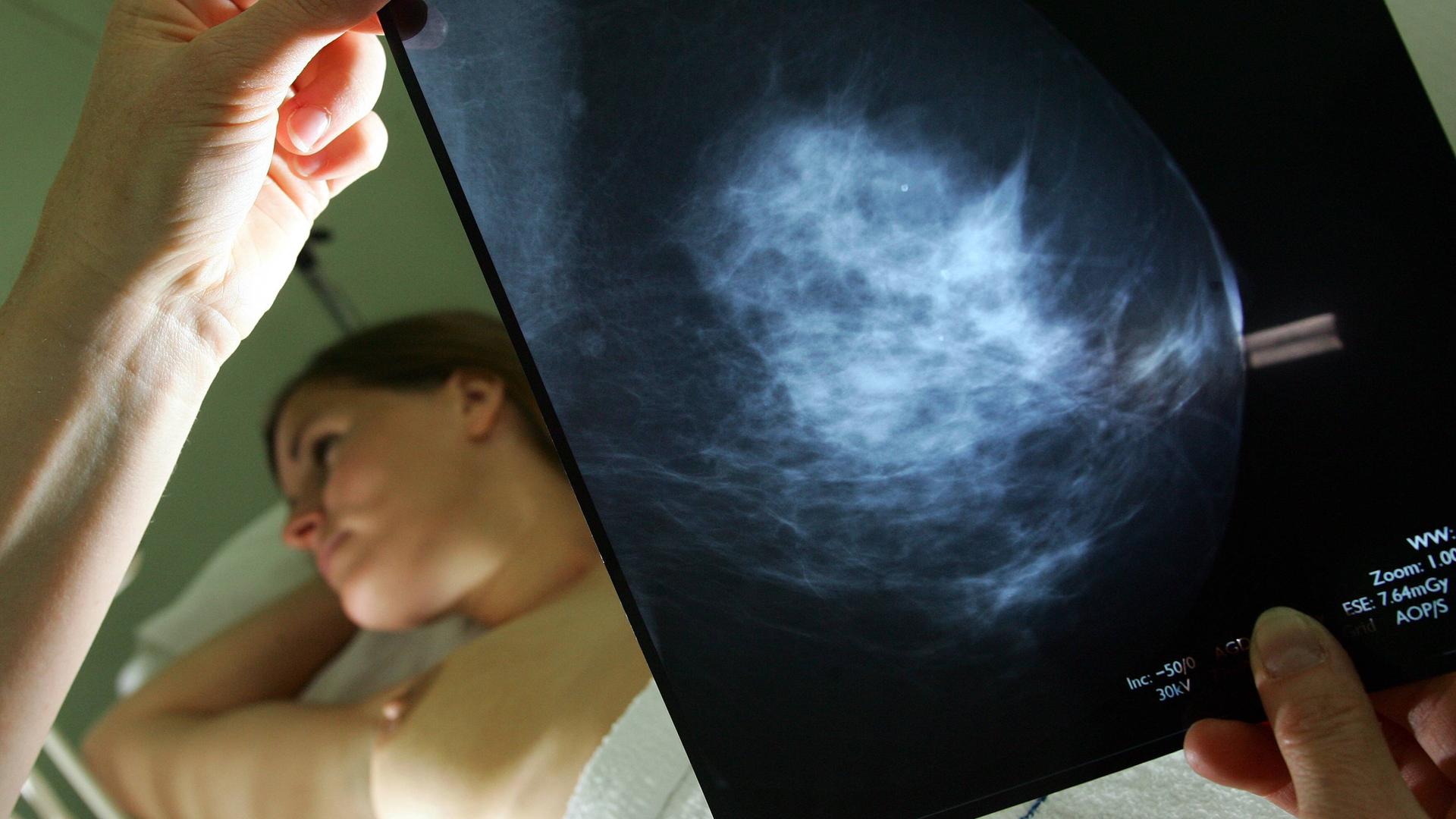 Frau bei der Gynäkoligin