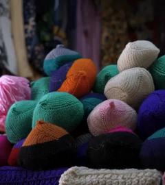 Gestrickte Brustprothesen in vielen Farben