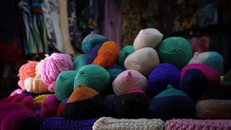 Diese Kenianerin strickt günstige Brustprothesen für Frauen