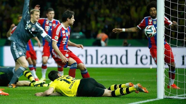 Dante spielt den Ball an Hummels vorbei