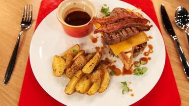 Burger "inside out" mit Frikadelle und Filet vom Angus Rind, Bone Suckin'-Sauce und Kartoffelspalten
Motto "Ich glaub´, es hackt!" von Elke Welter