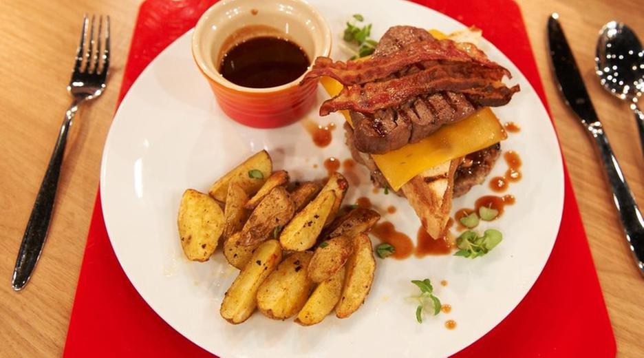 Burger "inside out" mit Frikadelle und Filet vom Angus Rind, Bone Suckin'-Sauce und Kartoffelspalten
Motto "Ich glaub´, es hackt!" von Elke Welter