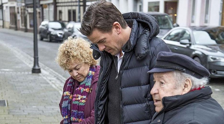 Die Stolpersteine seiner Familie - Sally Perel mit Markus Lanz und Nichte Neomi Brakin vor dem Elternhaus in Peine