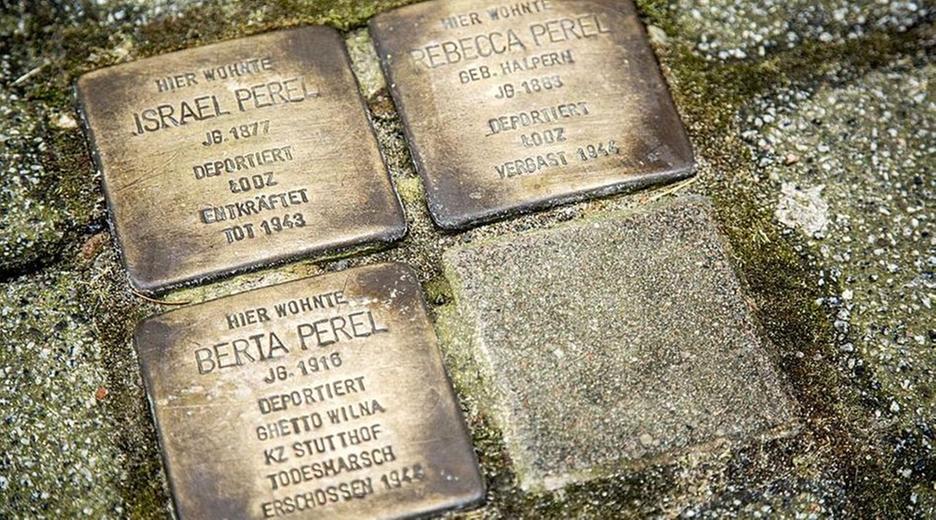 Die Stolpersteine seiner Familie vor dem Elternhaus in Peine