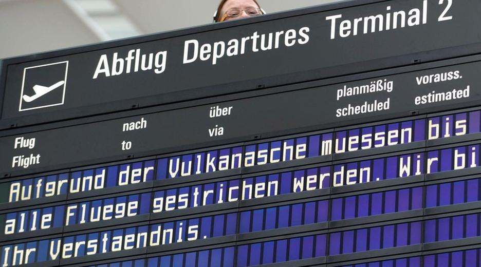Flughafentafel zeigt Annullierung der Flüge aufgrund Vulkanasche an
