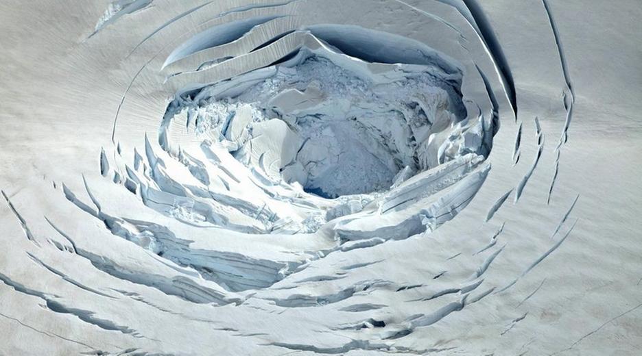 Luftaufnahme des Grimsvötn-Einsturzkraters im Eis des Vatnajökulls 