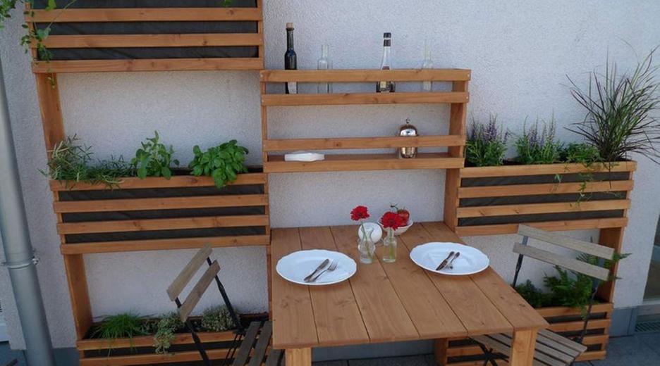 Blumenkästen, Tisch und Stühle auf Balkon