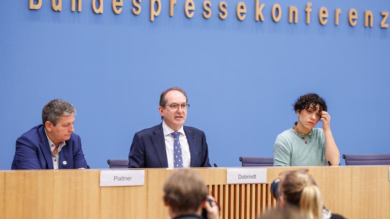 Vorstellung des BSI-Lageberichts 2025 durch Bundesminister des Innern Alexander Dobrindt und Claudia Plattner, Praesidentin des Bundesamtes fuer Sicherheit in der Informationstechnik (BSI) im Haus der Bundespressekonferenz