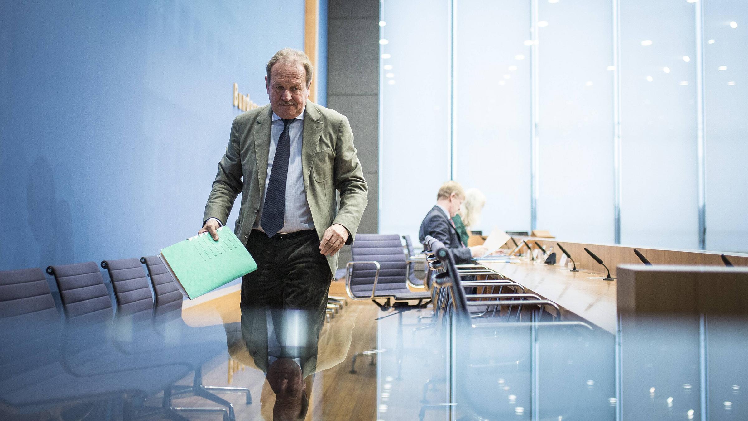 Frank Bsirske nach einer Pressekonferenz in Berlin