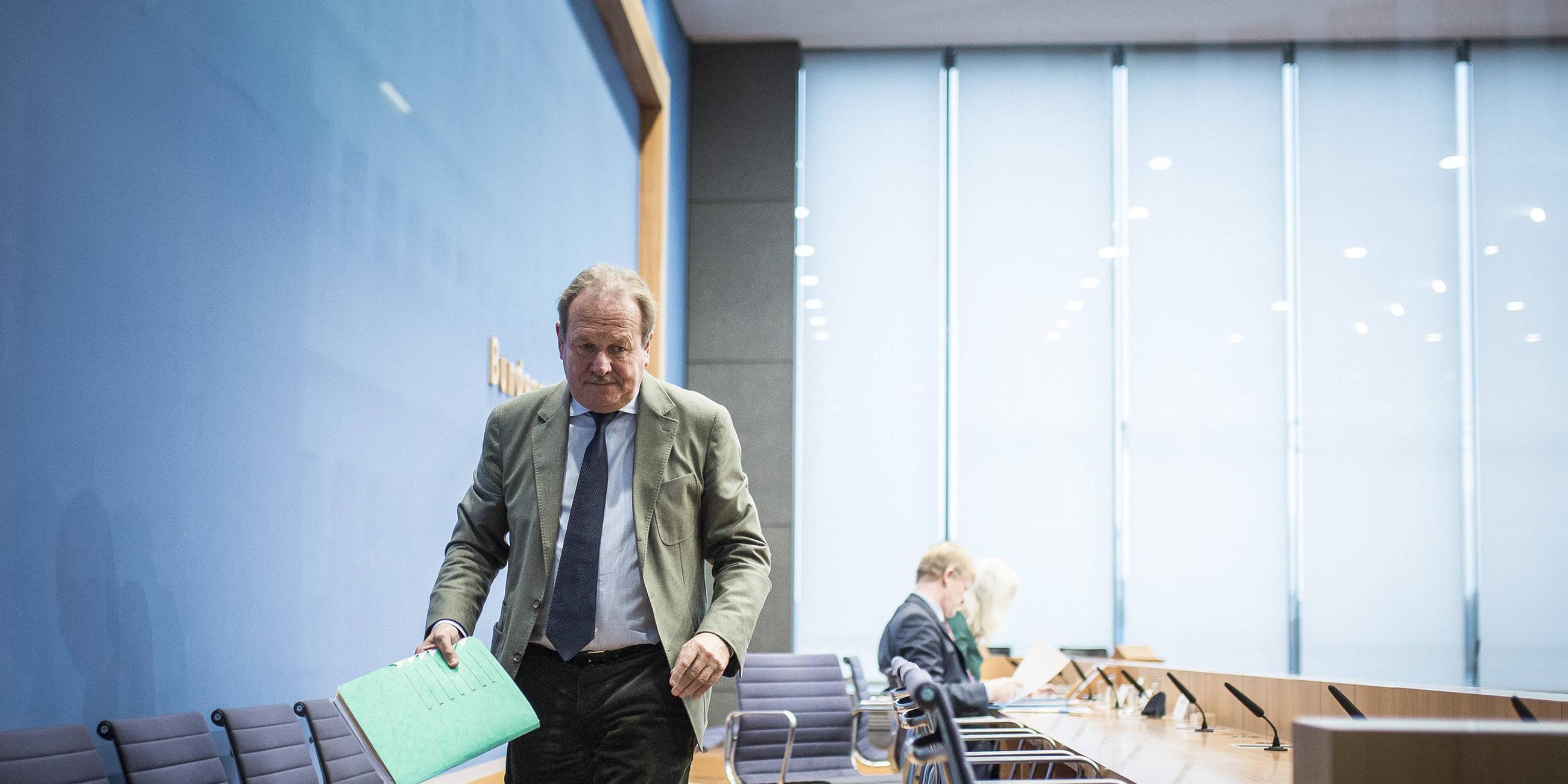 Frank Bsirske nach einer Pressekonferenz in Berlin