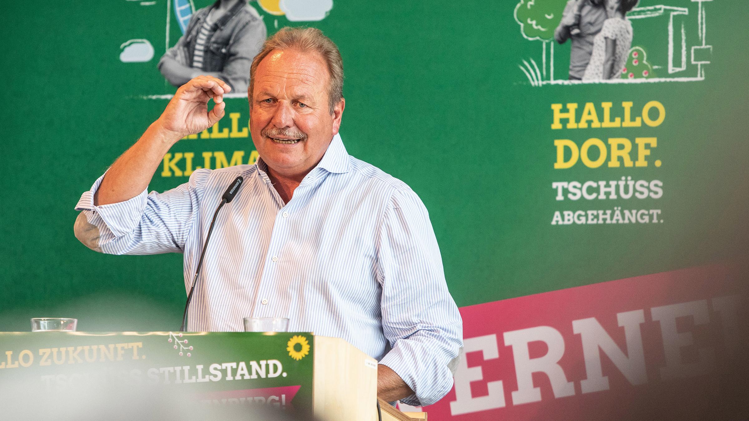 Frank Bsirske auf einer Pressekonferenz der Grünen (August 2019)