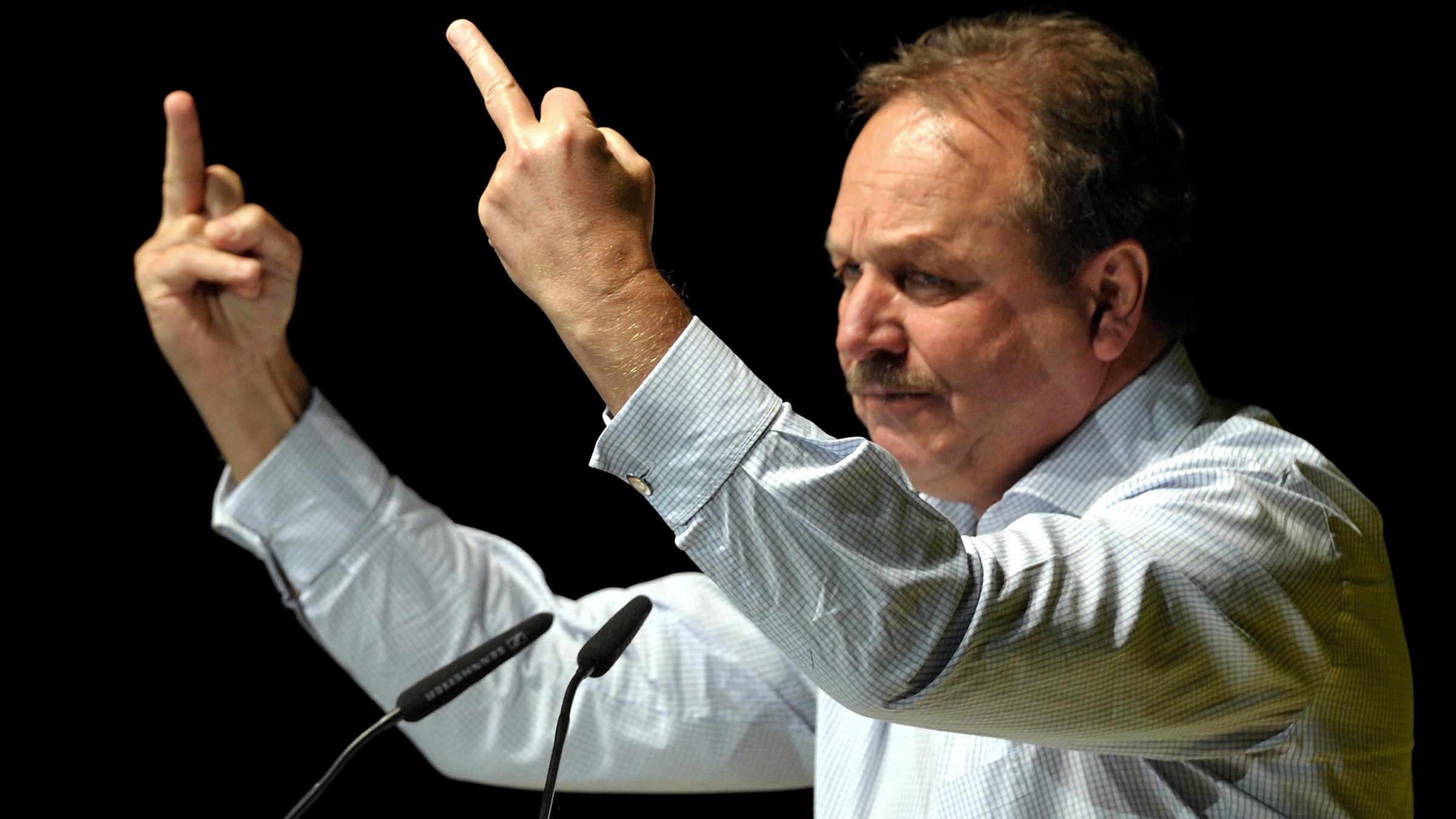 Frank Bsirske zeigt den Mittelfinger während seiner Rede bei einer Demonstration des deutschen Gewerkschaftsbundes (DGB) 