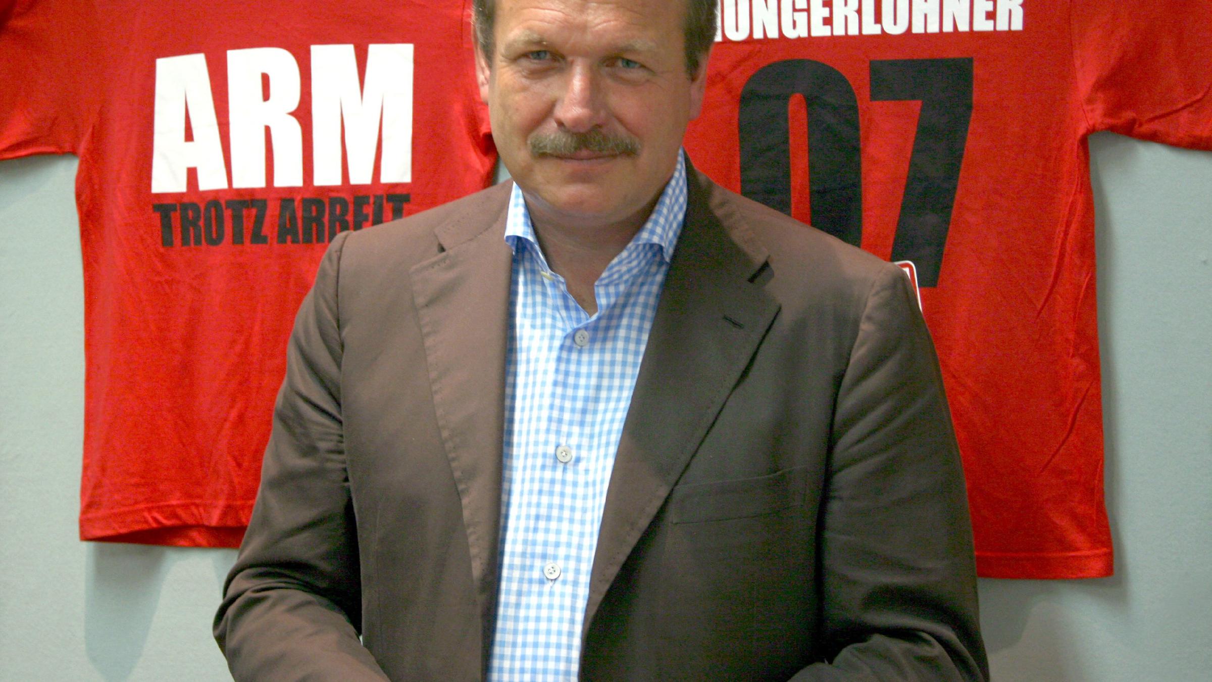 Frank Bsirske vor T-Shirts von Ver.di