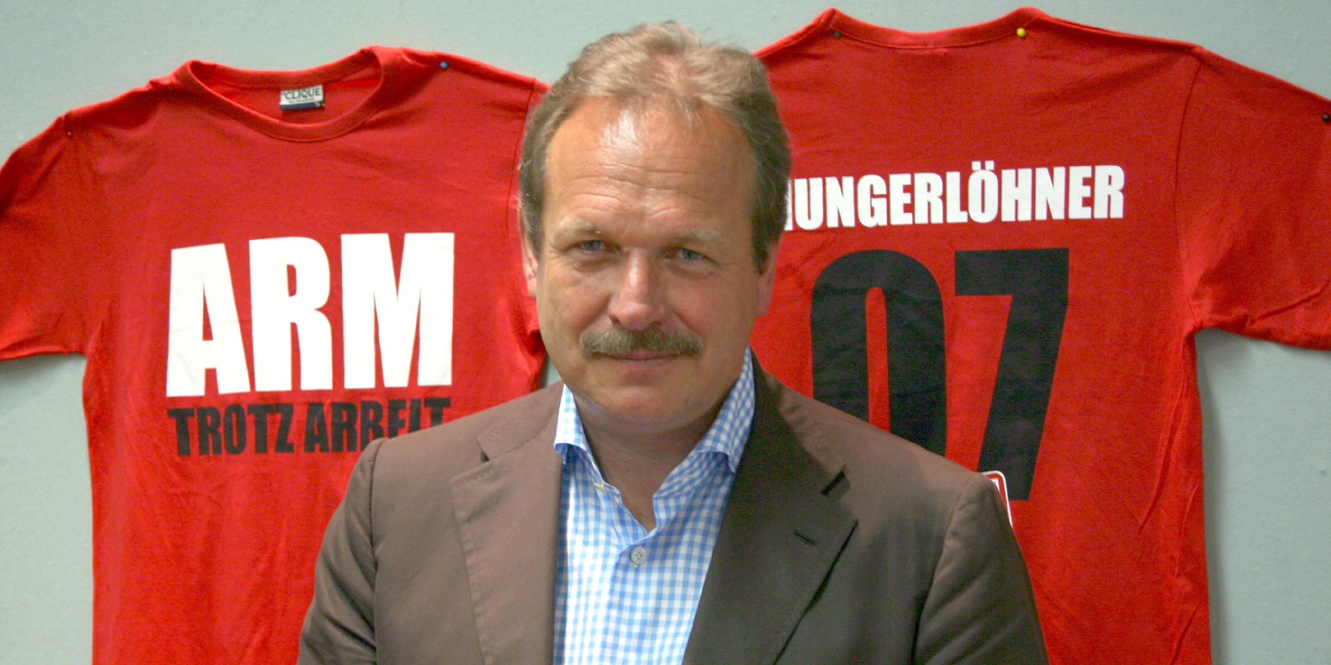 Frank Bsirske vor T-Shirts von Ver.di
