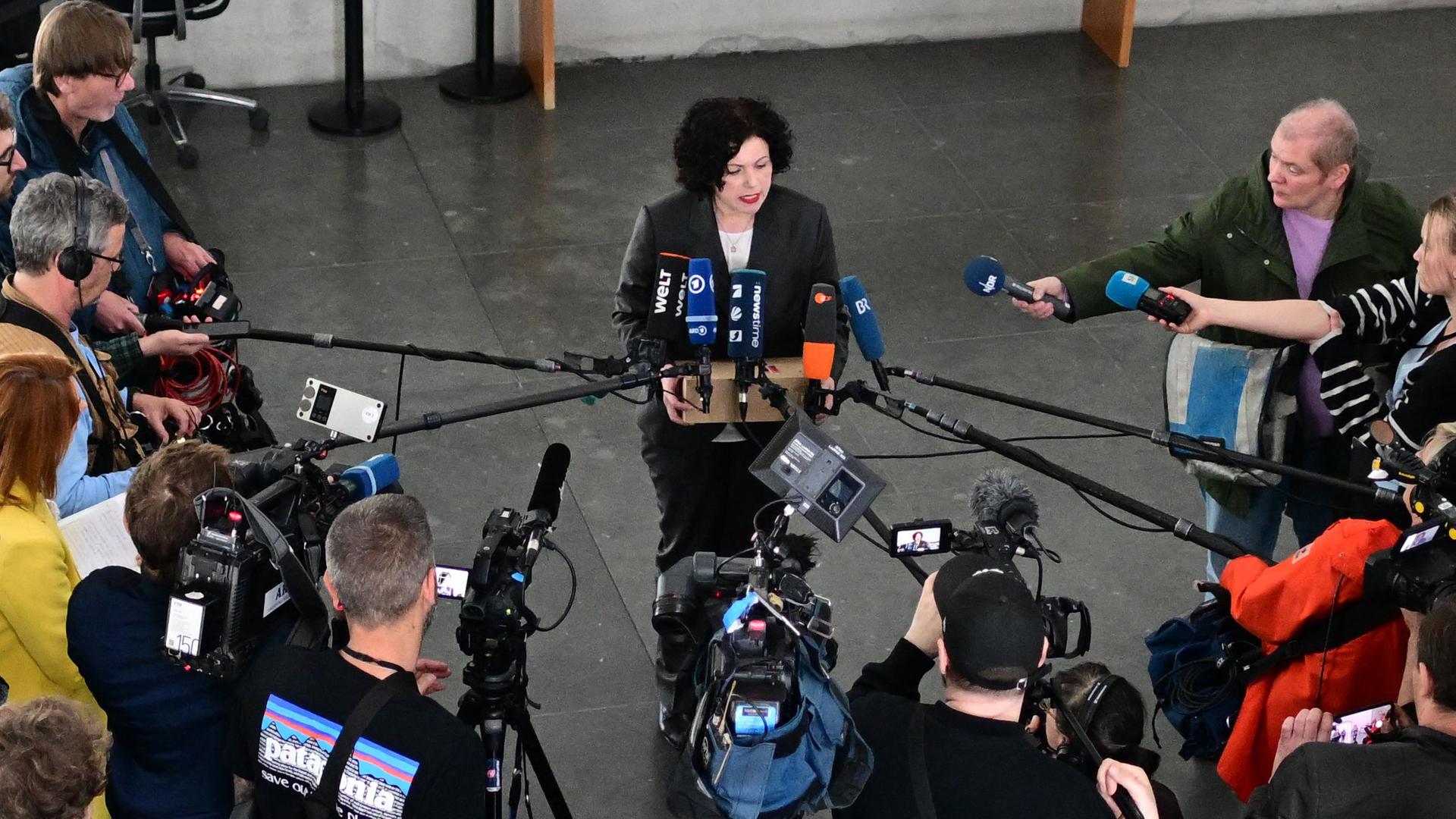 Amira Mohamed Ali spricht zu Journalistin