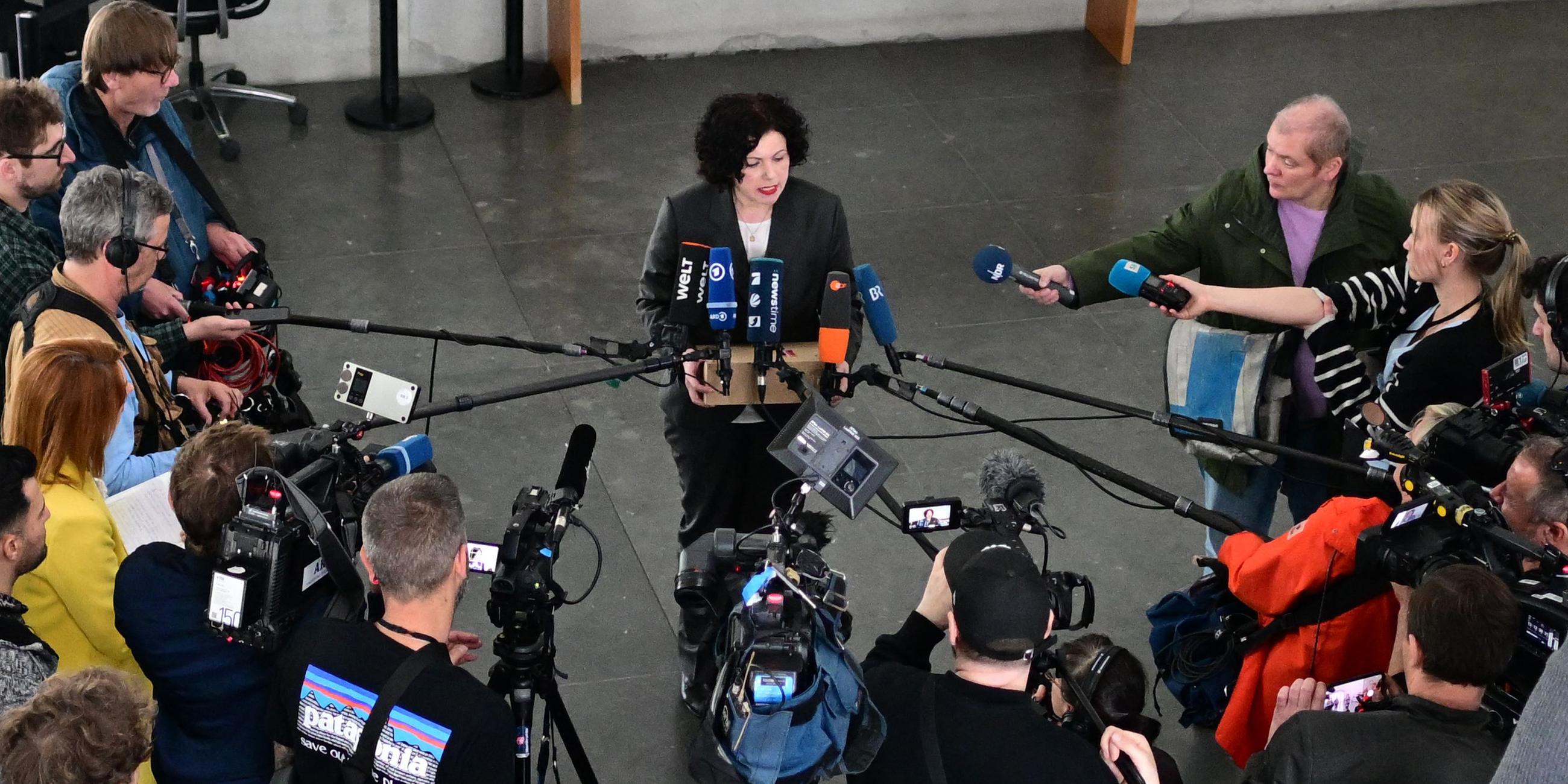 Amira Mohamed Ali spricht zu Journalistin